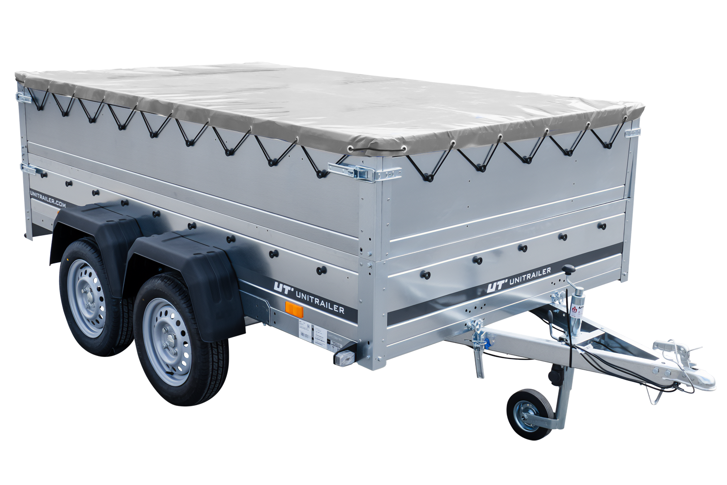 Silberner Unitrailer-Anhänger mit silberner Plane auf weißem Hintergrund