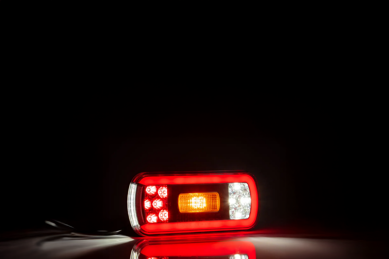 Montage von LED-Leuchten am Anhänger