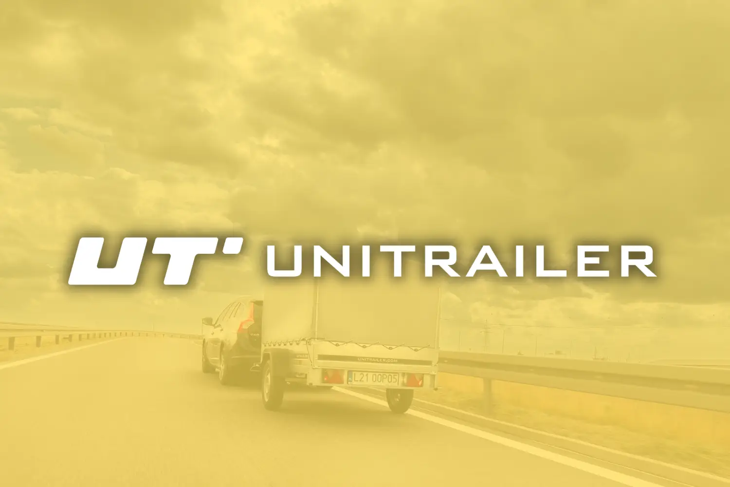 Eine Werbegrafik mit einem durchgehenden, warmen Gelbfilter. Im Bildzentrum steht das große, weiße Logo „UT UNITRAILER“. Im hintergrund ist leicht transparent ein Auto zu sehen, das mit einem Planenanhänger auf einer mehrspurigen Autobahn unter einem bewölkten Himmel fährt.