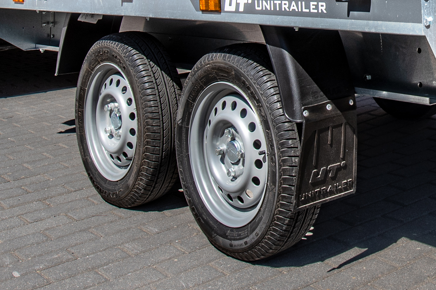 Warum Reifen bei Unitrailer kaufen?