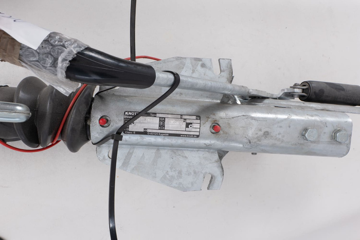 OUTLET KNOTT KF27B Auflaufvorrichtung mit K27A Kupplung für einen 2700 kg Anhänger mit V-förmiger Deichsel