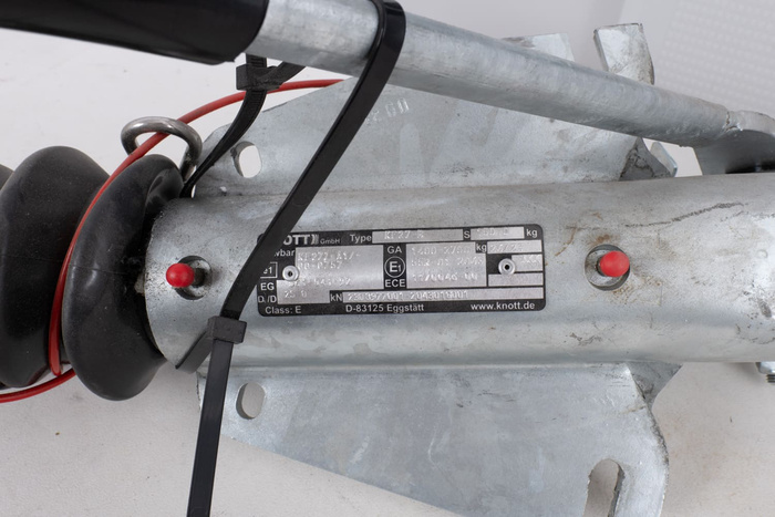 OUTLET KNOTT KF27B Auflaufvorrichtung mit K27A Kupplung für einen 2700 kg Anhänger mit V-förmiger Deichsel