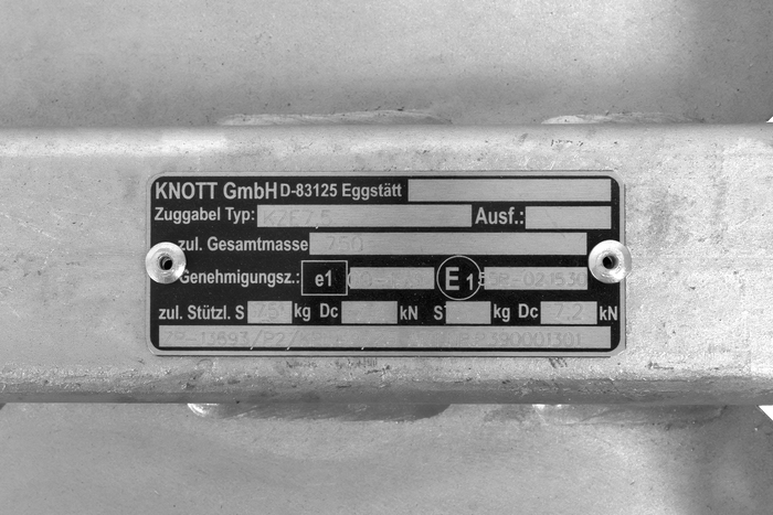 KNOTT KQ14-A+KZE7.5 Kugelkupplung für einen 1400 kg Anhänger mit V-förmiger Deichsel