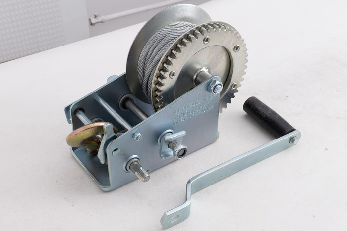 OUTLET Manuelle Seilwinde für KNOTT-Anhänger 1135 kg mit Stahlseil