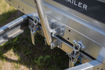 UNITRAILER Kurbelheber mit Griffen zum Kippen und Entladen eines 1000 kg schweren Autotransportanhängers (500–865 mm)