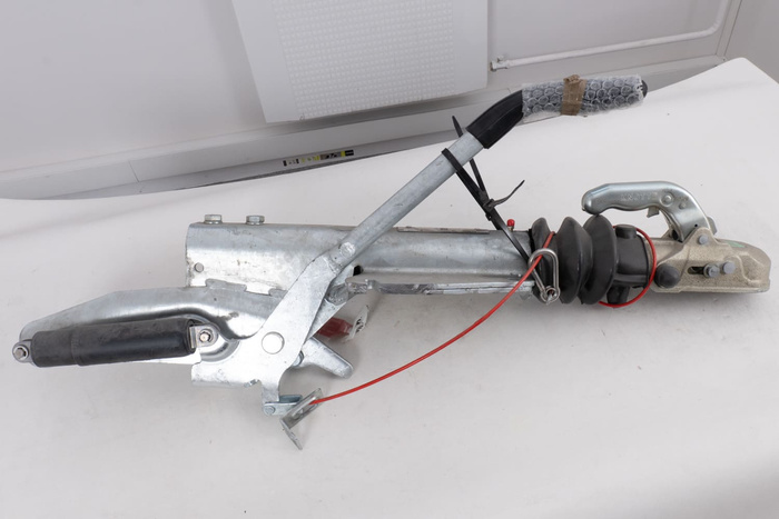OUTLET KNOTT KF27B Auflaufvorrichtung mit K27A Kupplung für einen 2700 kg Anhänger mit V-förmiger Deichsel
