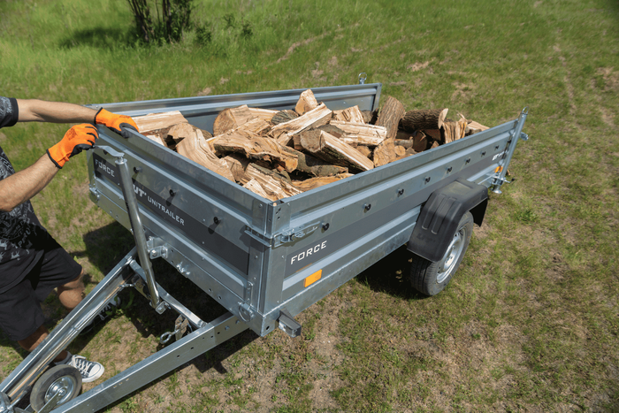 UNITRAILER Kurbelheber mit Griffen zum Kippen und Entladen eines 1000 kg schweren Autotransportanhängers (500–865 mm)