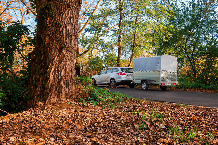 PKW-Anhänger 230x125 UNITRAILER GARDEN 230 KIPP mit Zusatzbordwänden und grauer Hochplane 80 cm