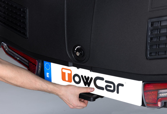 Towbox V3 Black LED Edition – Anhängerkupplungs-Gepäckbox