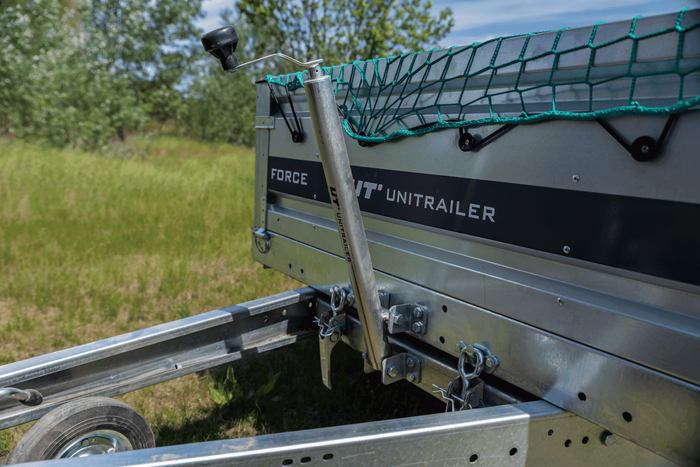 UNITRAILER Kurbelheber mit Griffen zum Kippen und Entladen eines 1000 kg schweren Autotransportanhängers (500–865 mm)